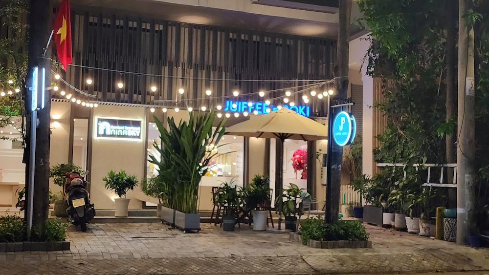 Quán nhìn từ bên ngoài