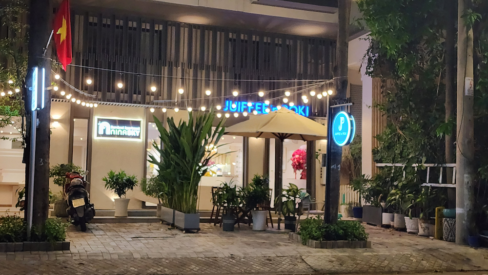 Quán nhìn từ bên ngoài